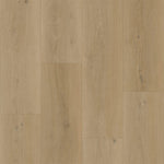 licht beige eiken vloer met brede planken en subtiele houtnerfstructuur met enkele knoesten