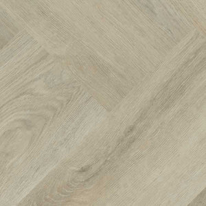 licht beige eiken vloer met subtiel houtnerf structuur en visgraat patroon van brede planken