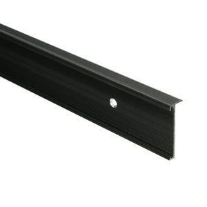 Zwart aluminium overgangsprofiel met een matte structuur en een enkele bevestigingsschroef, gebruikt voor het afwerken van vloerovergangen.