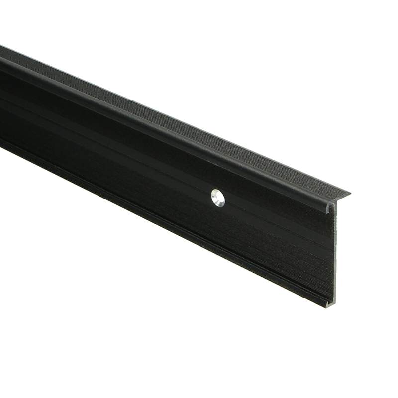 Zwart aluminium overgangsprofiel met een matte structuur en een enkele bevestigingsschroef, gebruikt voor het afwerken van vloerovergangen.