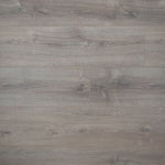 licht grijs bruin eiken vloer met subtiele houtnerf en rechte planken zonder opvallend patroon