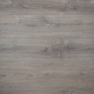 licht grijs bruin eiken vloer met subtiele houtnerf en rechte planken zonder opvallend patroon
