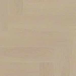 licht beige eiken vloer met subtiel houtnerfstructuur in visgraat patroon en brede planken