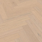 licht beige eiken visgraatvloer met subtiele houtnerf textuur en brede planken