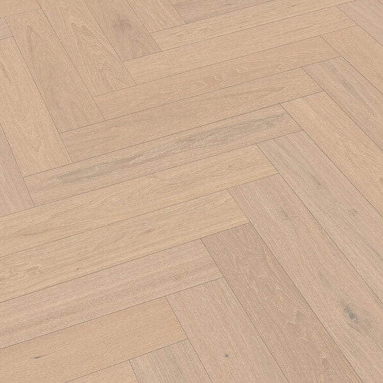 licht beige eiken visgraatvloer met subtiele houtnerf textuur en brede planken