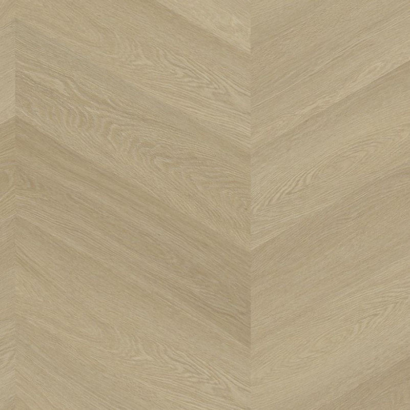 licht beige eiken visgraatvloer met subtiele houtnerfstructuur en brede planken