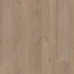 lichte beige eiken vloer met brede planken en natuurlijke houtnerfstructuur