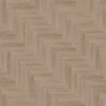 licht beige eiken vloer met visgraat patroon en subtiele houtstructuur in een matte afwerking