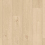 Lichte beige eiken vloer met brede planken en subtiele houtstructuur inclusief natuurlijke noesten en nerven.