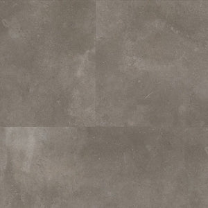 grijsbruine tegelvloer met grote, matte tegels en een subtiel golvend mineraalpatroon in verschillende tinten donkergrijs en taupe