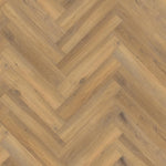 licht beige eiken vloer in visgraatmotief met subtiele houtnerfstructuur en brede planken