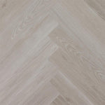 licht grijs eiken visgraatvloer met subtiele houtstructuur en matte afwerking