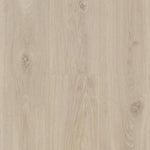 licht beige eiken vloer met zachte houtstructuur en natuurlijke noesten in brede planken