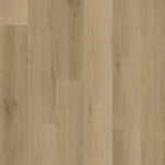 lichte beige eiken vloer met brede planken en fijne houtnerfstructuur in een natuurlijk patroon