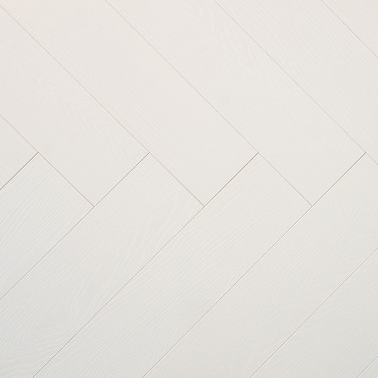 lichte white wash vloer met visgraatpatroon en duidelijke houtstructuur van brede planken