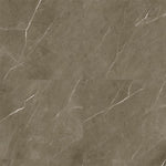 Tegelvloer met grote vierkante tegels in taupe kleur met een natuurlijke structuur en lichte, golvende witte aders.