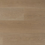 licht beige eiken vloer met subtiele houtnerfstructuur en brede planken zonder opvallend patroon