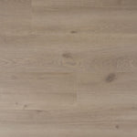 licht beige eiken vloer met brede planken en natuurlijke houtnerfstructuur met subtiele knoesten