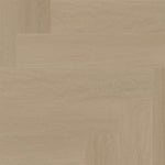 lichte beige eiken vloer met subtiel houtnerfstructuur en visgraatpatroon van brede planken