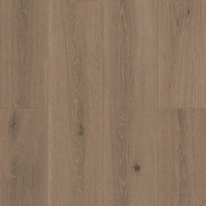 lichte bruin eiken vloer met matte structuur en subtiel zichtbare houtnerven en noesten, brede planken in een recht gelegd patroon