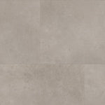 tegellook vloer in grote rechthoekige platen met een natuursteenstructuur in licht grijs taupe kleur met subtiele golvende strepen en een matte afwerking