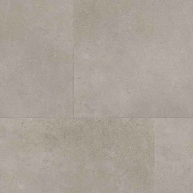 tegellook vloer in grote rechthoekige platen met een natuursteenstructuur in licht grijs taupe kleur met subtiele golvende strepen en een matte afwerking