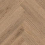 licht beige eiken vloer in visgraatpatroon met subtiele houtnerfstructuur en matte afwerking