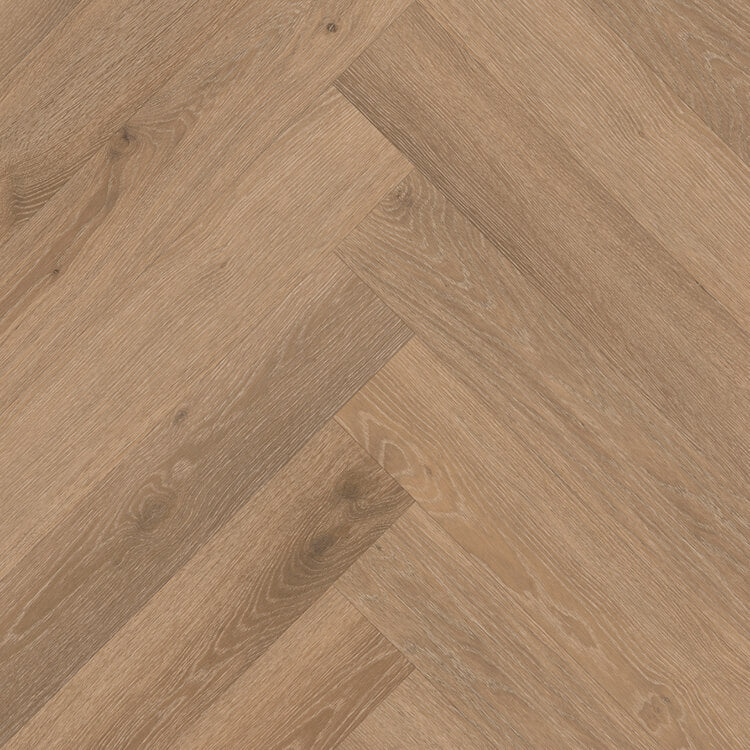 licht beige eiken vloer in visgraatpatroon met subtiele houtnerfstructuur en matte afwerking