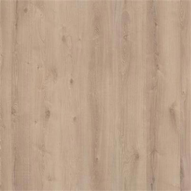licht beige eiken vloer met rechte planken en subtiele houtnerfstructuur