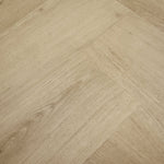 lichte beige eiken vloer met visgraatpatroon en fijne houtstructuur zichtbaar in brede planken