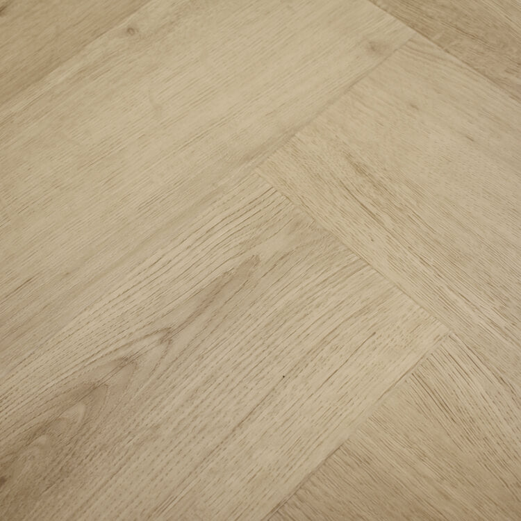 lichte beige eiken vloer met visgraatpatroon en fijne houtstructuur zichtbaar in brede planken