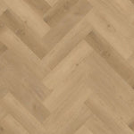 licht beige eiken vloer in visgraat motief met subtiele houtstructuur en matte afwerking