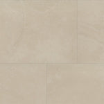 Beige tegelvloer met grote rechthoekige tegels en een subtiele, gematteerde structuur met lichte adering in een natuurlijk patroon.