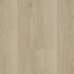 lichte beige eiken vloer met subtiele houtnerfstructuur en natuurlijke knoesten, brede planken zonder zichtbaar patroon