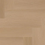 licht beige eiken vloer met visgraat patroon en subtiele houtstructuur