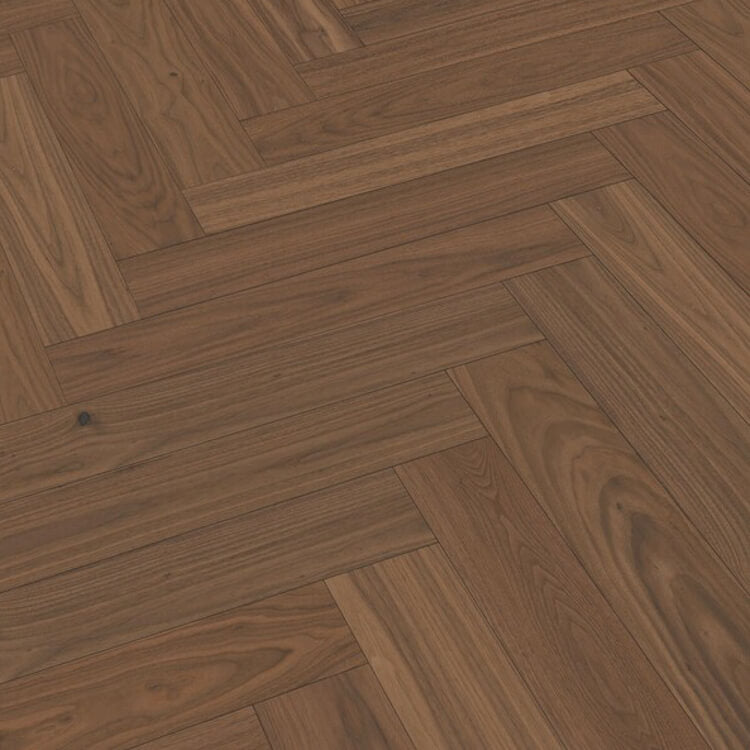 donker bruin eiken visgraatvloer met fijne houtnerf en subtiele noesten, brede planken met een matte afwerking