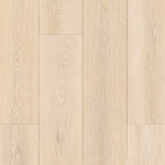 lichte eiken vloer met brede planken en fijne houtnerfstructuur in rustige naturel beige tint