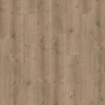 lichte beige eiken vloer met rechte planken en een subtiele houtstructuur met natuurlijke noesten en nerven
