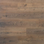licht bruin eiken vloer met subtiel knoestig houtstructuur en brede planken in mate afwerking