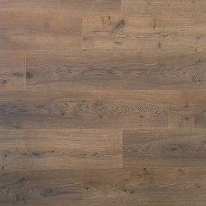 licht bruin eiken vloer met subtiel knoestig houtstructuur en brede planken in mate afwerking