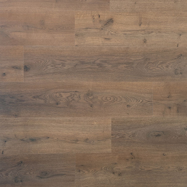 licht bruin eiken vloer met subtiel knoestig houtstructuur en brede planken in mate afwerking