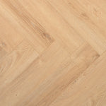 licht eiken vloer met visgraat patroon en subtiele houtnerfstructuur in warme beige tinten