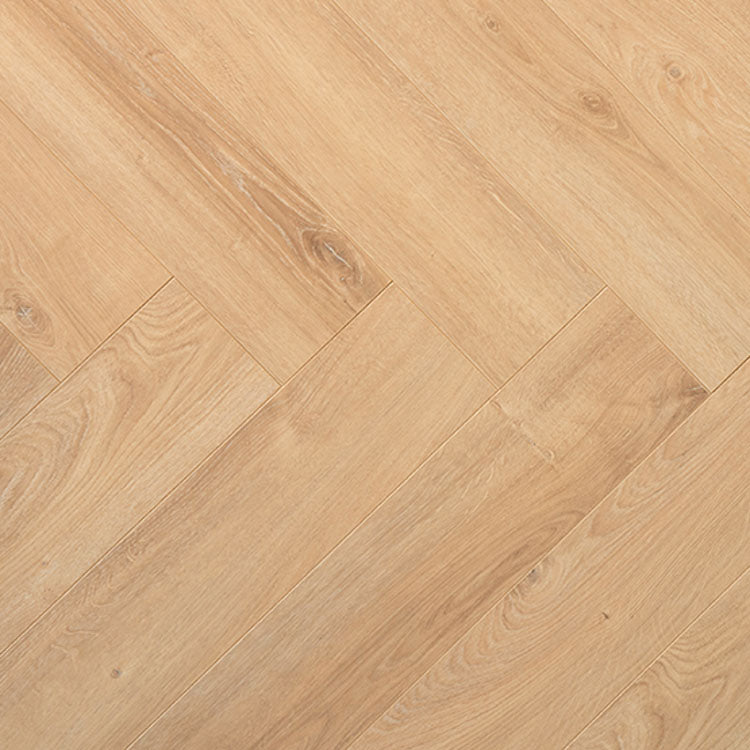 licht eiken vloer met visgraat patroon en subtiele houtnerfstructuur in warme beige tinten