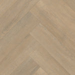 licht beige eiken visgraatvloer met subtiele houtstructuur en brede planken