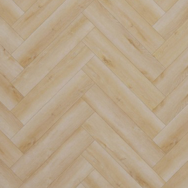 licht eiken visgraatvloer met subtiele houtnerfstructuur en zachte beige ondertoon