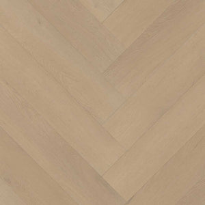 Licht beige eiken vloer in visgraatpatroon met subtiele houtstructuur en brede planken.