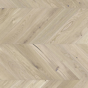 lichte beige eiken visgraatvloer met subtiele houtnerfstructuur en lichte noesten