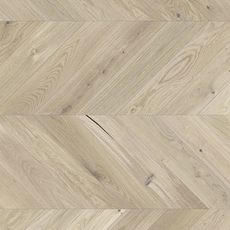 lichte beige eiken visgraatvloer met subtiele houtnerfstructuur en lichte noesten
