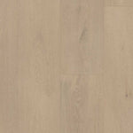 licht beige eiken vloer met brede planken en subtiele houtnerfstructuur