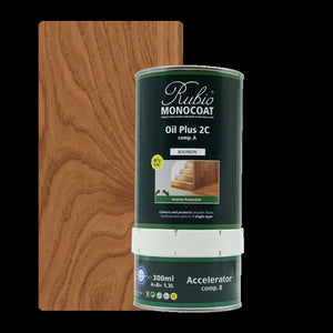 Blikje Rubio Monocoat Oil Plus 2C vloerolie in kleur Bourbon met houten plankstaal in warme middelbruine kleur met duidelijk zichtbare houtnerfstructuur.